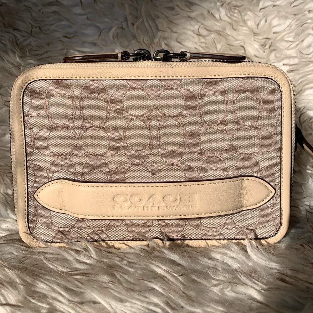COACH - Charter Crossbody in Ivory Signature Jacquard